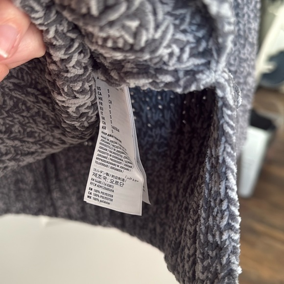 American eagle grey sweater small 

Euc - Picture 5 of 5